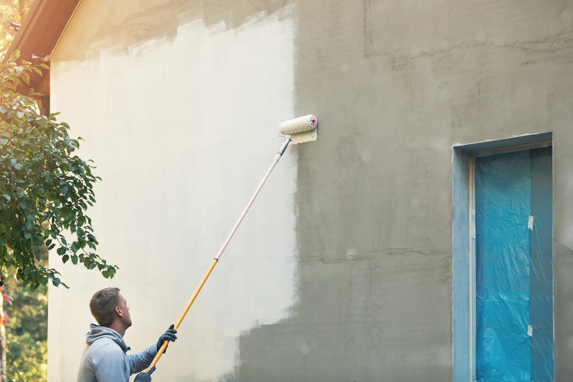 Pintor trabajando en una fachada en Mérida